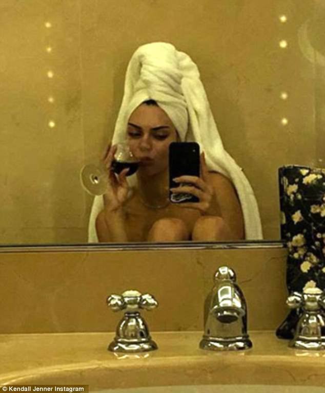 The 22-year-old model appeared naked to Instagram Stories, as she enjoyed some wine in her hotel bathroom.