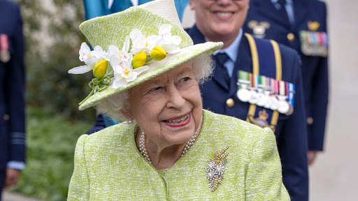 Queen Elizabeth to royal office after 5 months, without mask after vaccination