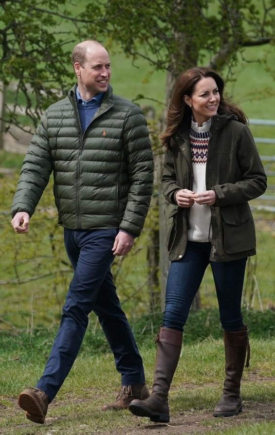 Kate Middleton in a casual edition drove a tractor and petted sheep on a farm