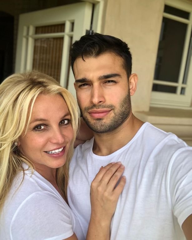 Britney Spears hardly talks about the whole situation, but her boyfriend, Sam000 Asghari, openly supports her.