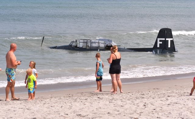 land in the shallow waters of Florida's busy Cocoa Beach The airplane landed in the Atlantic Ocean on a beach in Florida