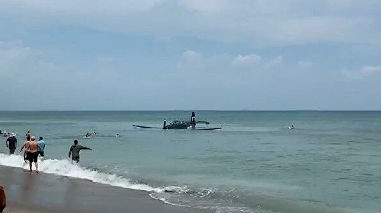 land in the shallow waters of Florida's busy Cocoa Beach The airplane landed in the Atlantic Ocean on a beach in Florida