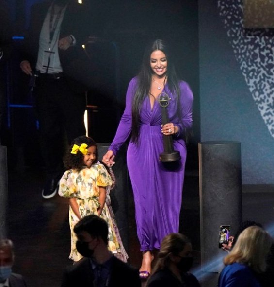 Vanessa Bryant gave an emotional speech to her daughters on the occasion of Kobe's reception at the Hall of Fame