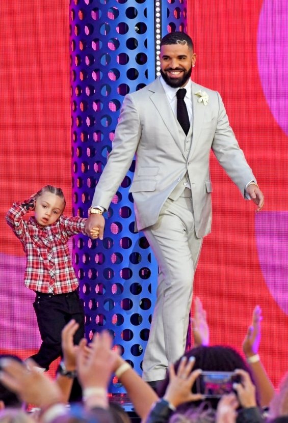 Drake with the sweet son received the Award of the Decade award, the little boy cried in front of the audience