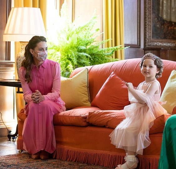 Kate Middleton in a pink dress for a meeting with a little girl suffering from cancer