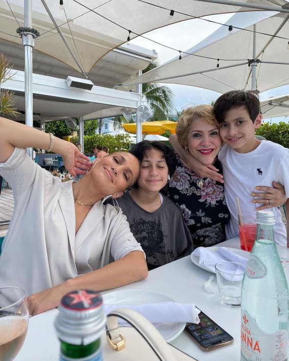 Jennifer Lopez celebrates Mother's Day with her twins and mother: "My greatest joy is being a mother"