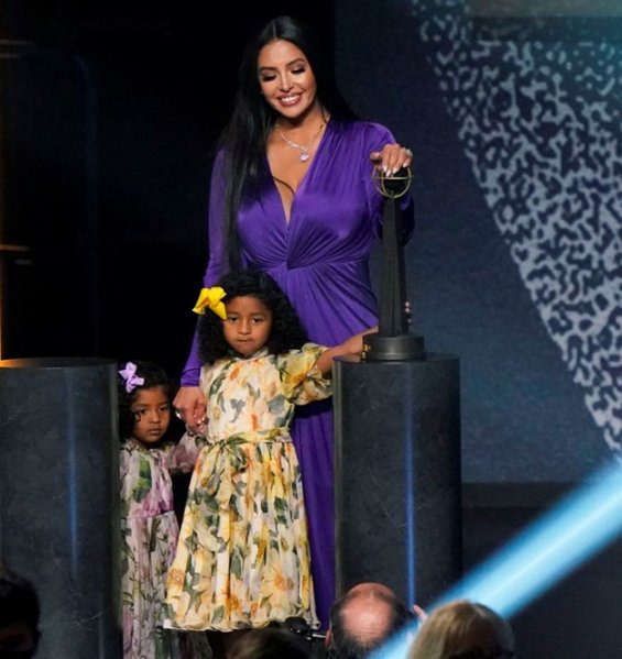 Vanessa Bryant gave an emotional speech to her daughters on the occasion of Kobe's reception at the Hall of Fame