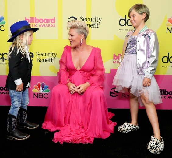 Pink with her two children at the reception of the Icon Award, she delighted with the performance with her daughter
