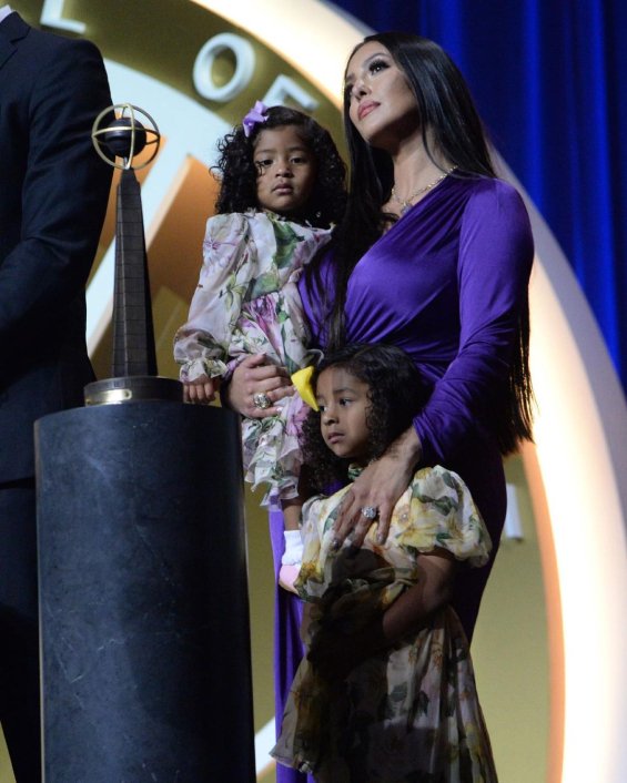 Vanessa Bryant gave an emotional speech to her daughters on the occasion of Kobe's reception at the Hall of Fame