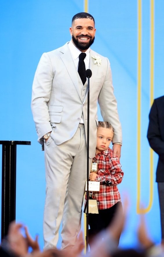 Drake with the sweet son received the Award of the Decade award, the little boy cried in front of the audience