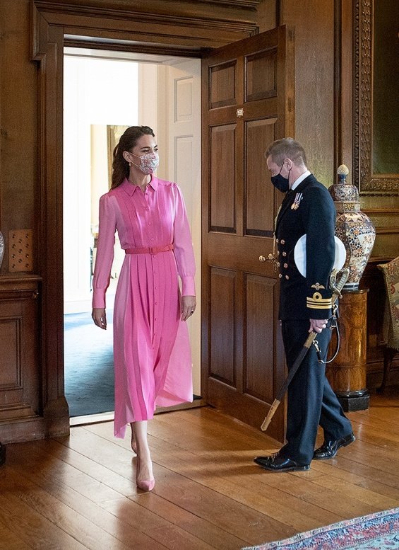 Kate Middleton in a pink dress for a meeting with a little girl suffering from cancer