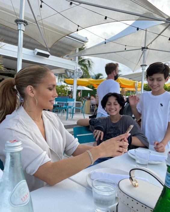 Jennifer Lopez celebrates Mother's Day with her twins and mother: "My greatest joy is being a mother"