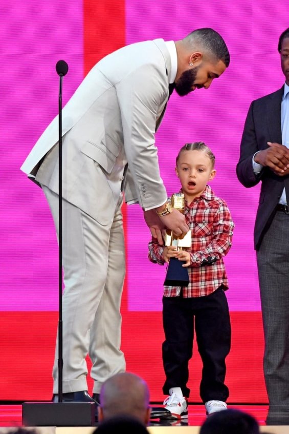 Drake with the sweet son received the Award of the Decade award, the little boy cried in front of the audience