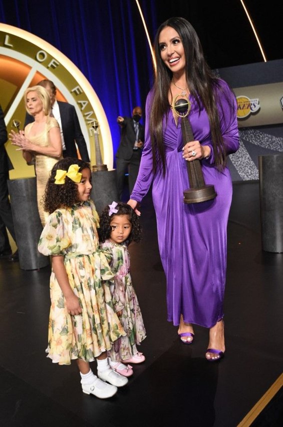 Vanessa Bryant gave an emotional speech to her daughters on the occasion of Kobe's reception at the Hall of Fame