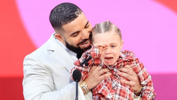 Drake with the sweet son received the Award of the Decade award, the little boy cried in front of the audience