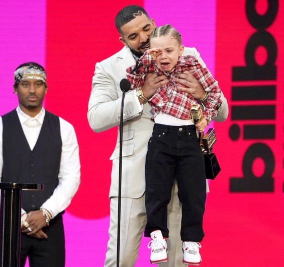 Drake with the sweet son received the Award of the Decade award, the little boy cried in front of the audience