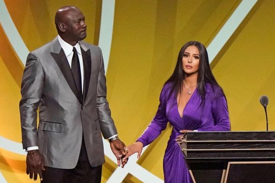 Vanessa Bryant gave an emotional speech to her daughters on the occasion of Kobe's reception at the Hall of Fame