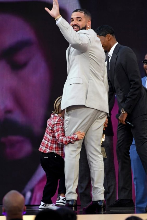 Drake with the sweet son received the Award of the Decade award, the little boy cried in front of the audience