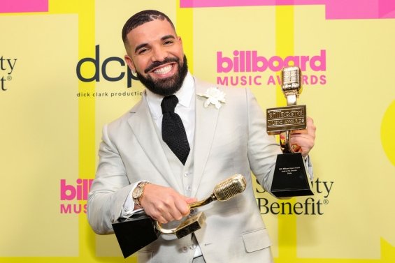 In Drake's hands, the Performer with the Most Streamed Songs award ended.