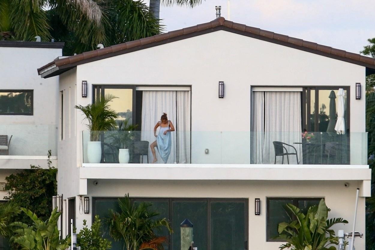 Jennifer Lopez and Ben Affleck enjoy her new house and don't hide from the paparazzi