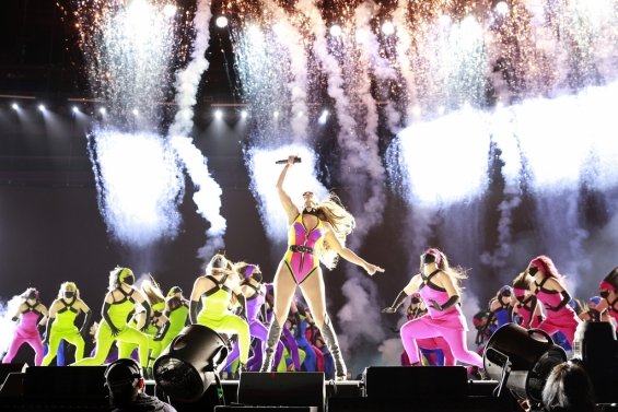 Fashion house Roberto Cavalli made a yellow creation for Jennifer Lopez.