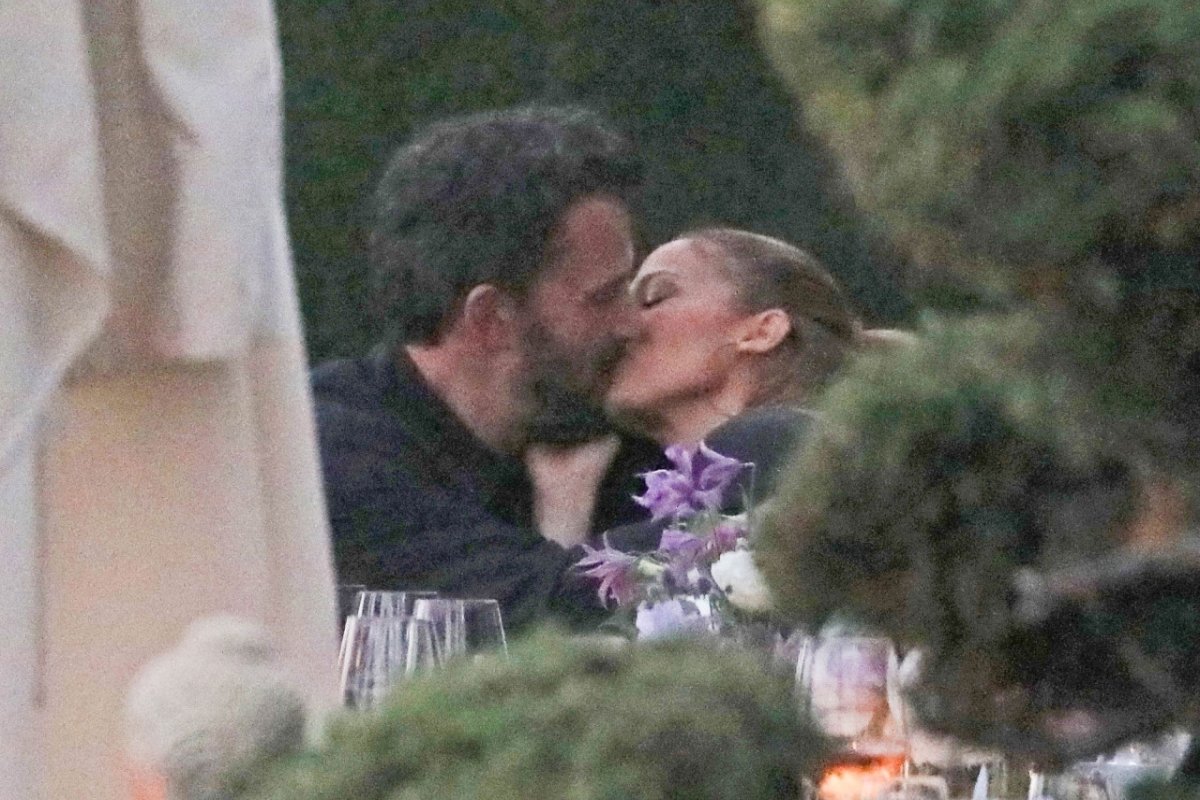 Jennifer Lopez and Ben Affleck were photographed kissing for the first time since their relationship resumed