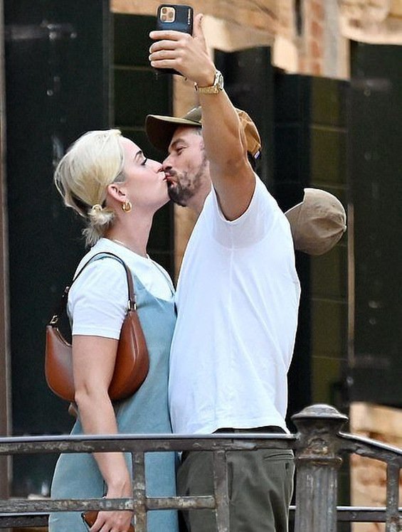 In a romantic mood: Katy Perry and Orlando Bloom kiss and enjoy a gondola in Venice