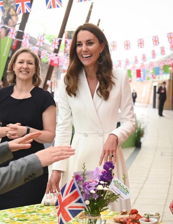 Duchess Catherine in a white coat and pearl bracelet from Princess Diana at the G7 summit