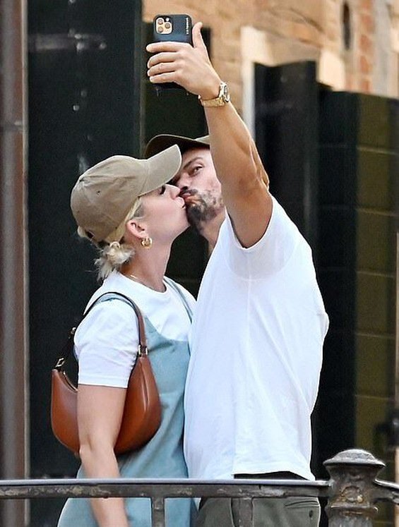 In a romantic mood: Katy Perry and Orlando Bloom kiss and enjoy a gondola in Venice