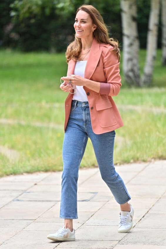 In casual styling: Duchess Catherine in jeans and sneakers in London