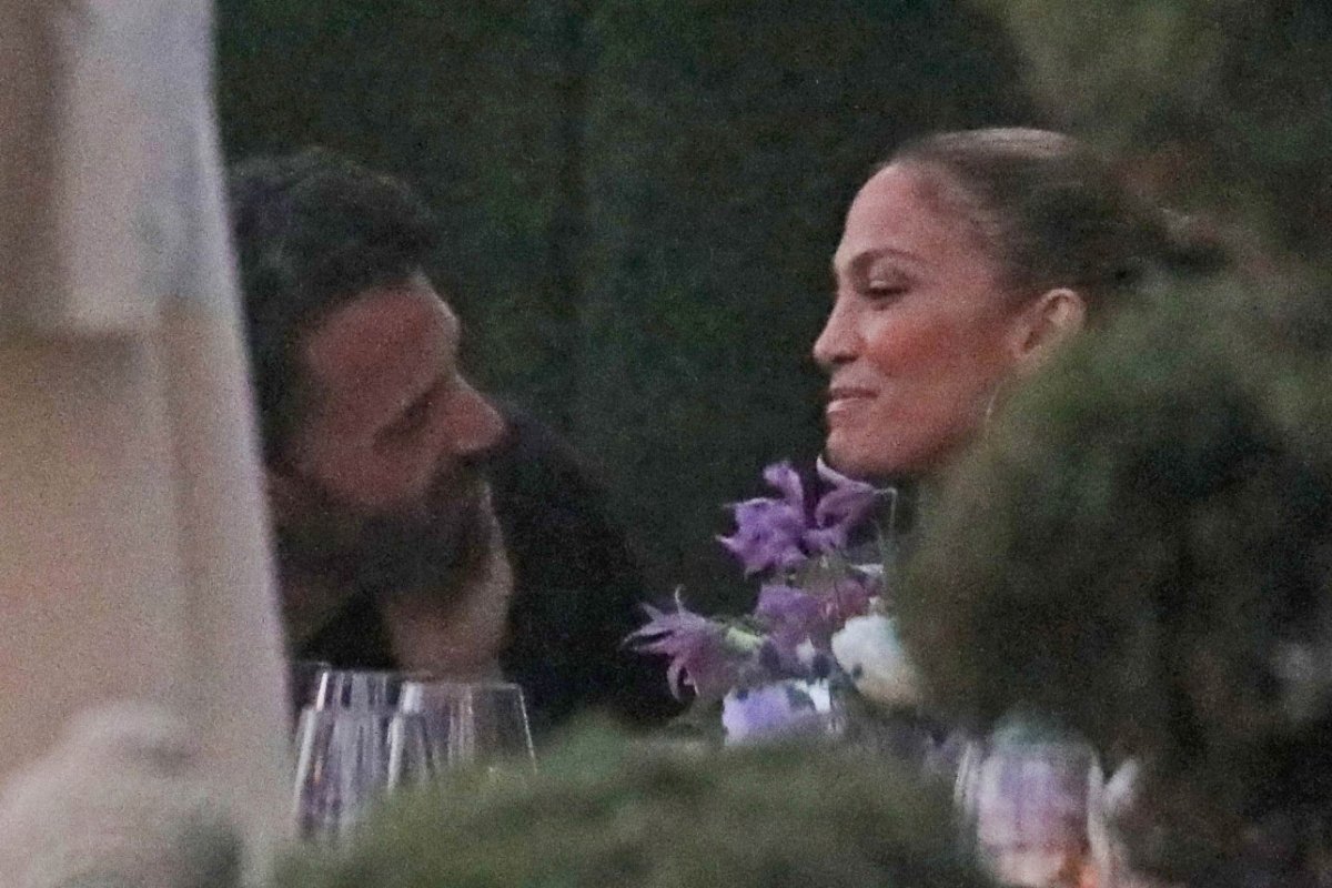 Jennifer Lopez and Ben Affleck were photographed kissing for the first time since their relationship resumed