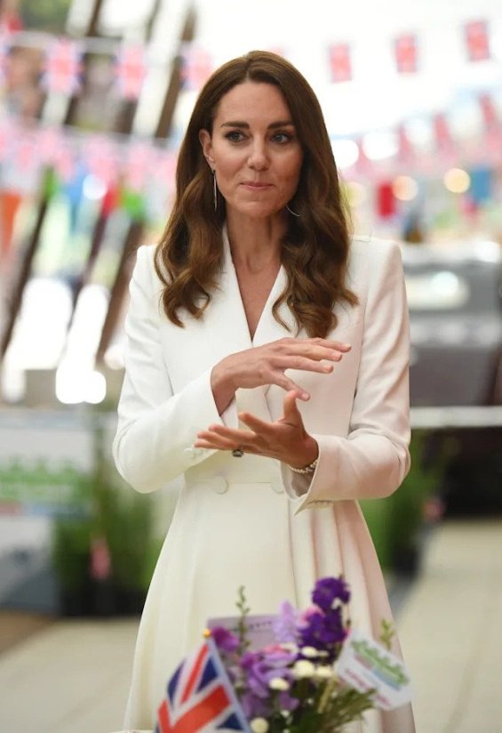 Duchess Catherine in a white coat and pearl bracelet from Princess Diana at the G7 summit