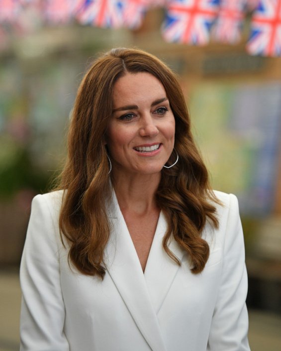 Duchess Catherine in a white coat and pearl bracelet from Princess Diana at the G7 summit