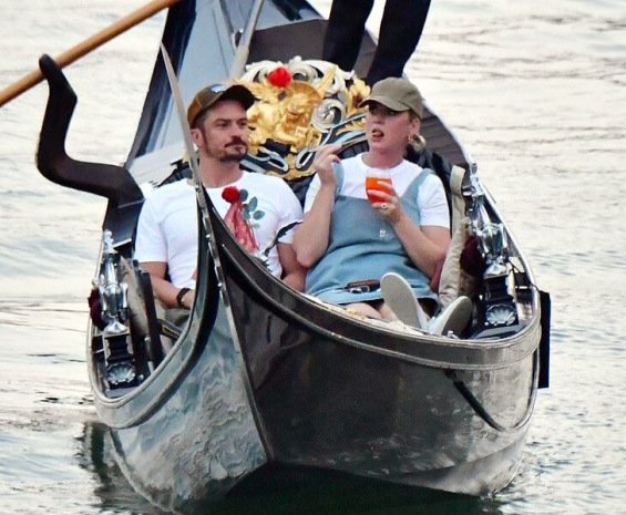 In a romantic mood: Katy Perry and Orlando Bloom kiss and enjoy a gondola in Venice