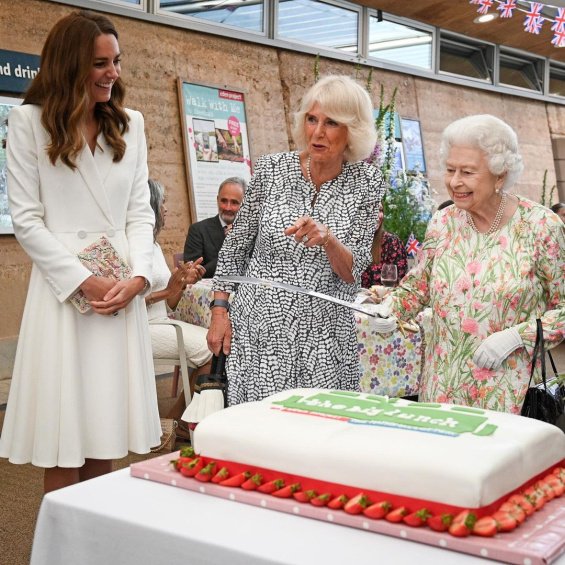 Duchess Catherine in a white coat and pearl bracelet from Princess Diana at the G7 summit