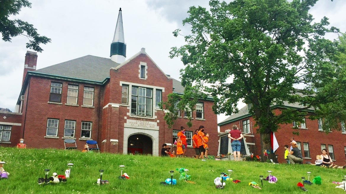 Mass grave discovered in the schoolyard in Canada (video)