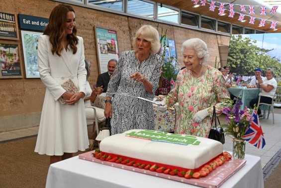 Duchess Catherine in a white coat and pearl bracelet from Princess Diana at the G7 summit