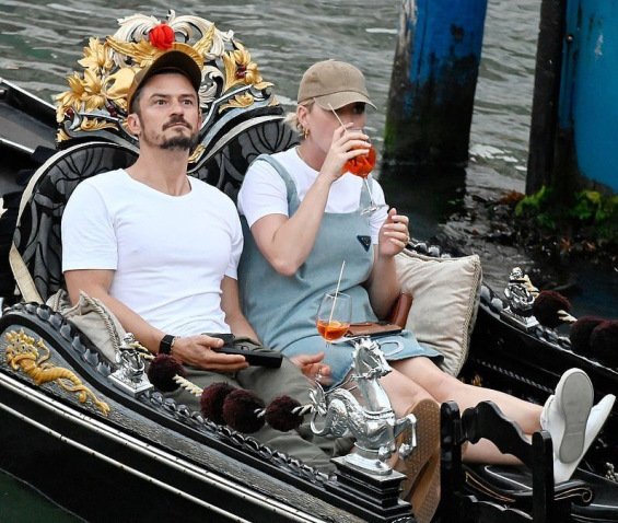 In a romantic mood: Katy Perry and Orlando Bloom kiss and enjoy a gondola in Venice