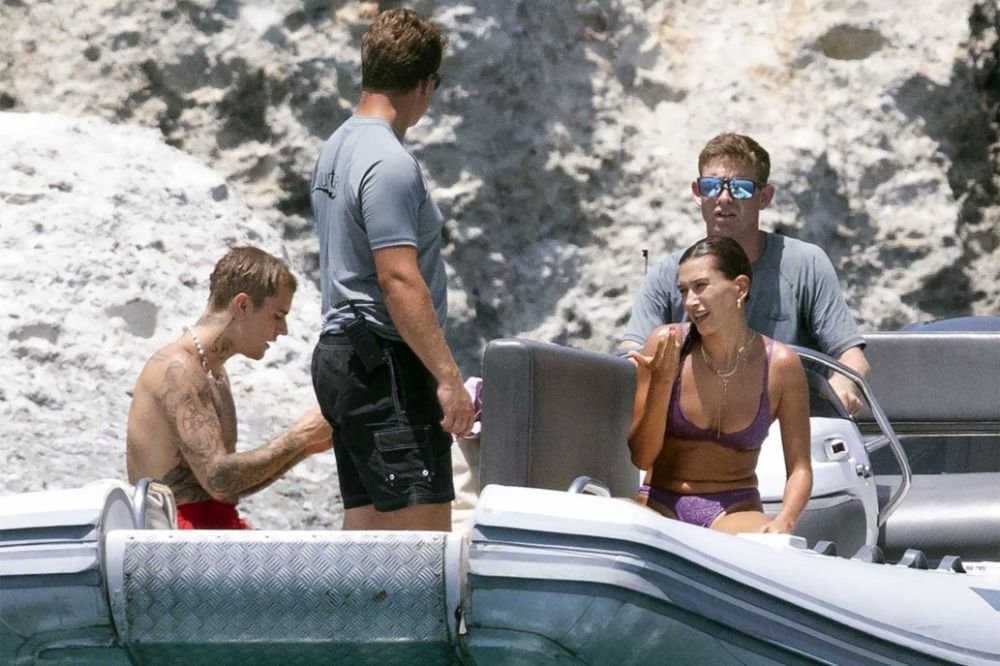 The beautiful Hailey Bieber rides a jet ski, Justin kisses her - The couple enjoys a vacation in Greece