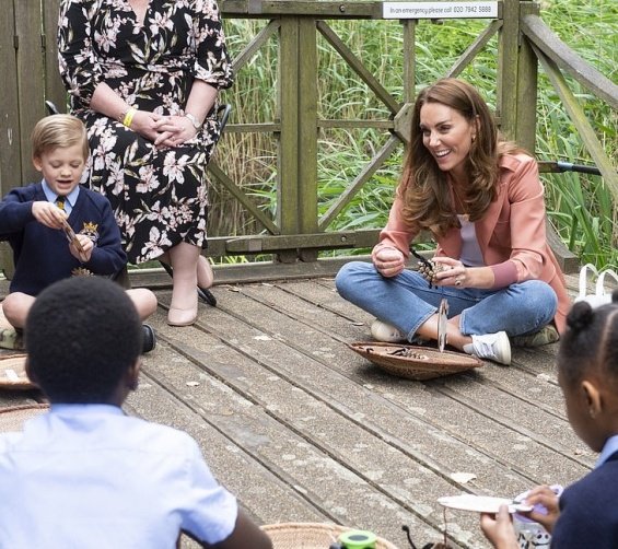 In casual styling: Duchess Catherine in jeans and sneakers in London