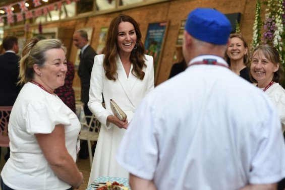Duchess Catherine in a white coat and pearl bracelet from Princess Diana at the G7 summit