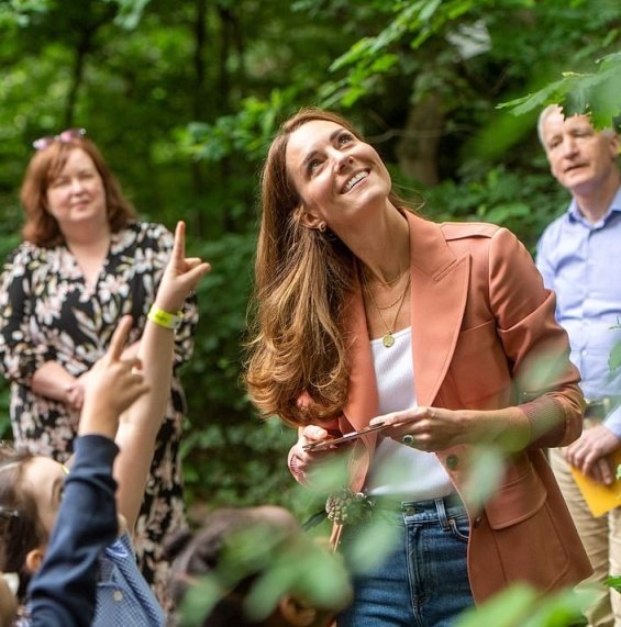 In casual styling: Duchess Catherine in jeans and sneakers in London