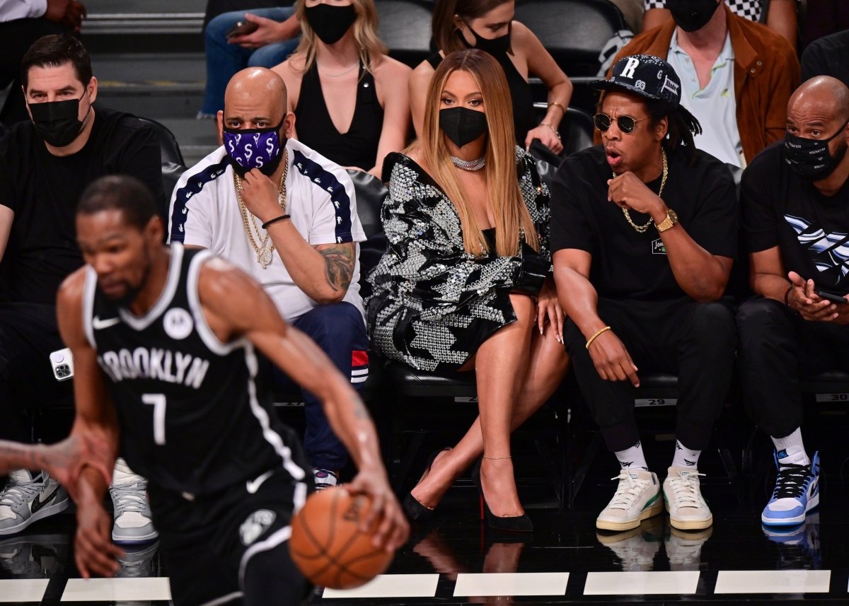 Beyoncé in a glamorous edition of a basketball game with Jay-Z