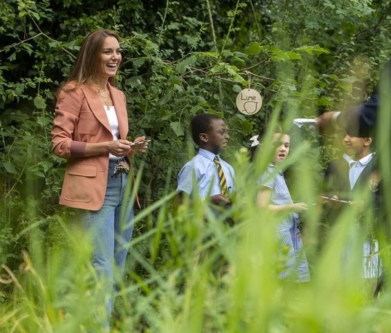 In casual styling: Duchess Catherine in jeans and sneakers in London