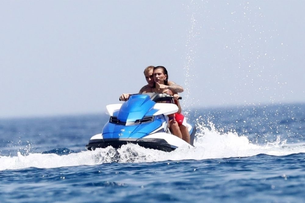 The beautiful Hailey Bieber rides a jet ski, Justin kisses her - The couple enjoys a vacation in Greece