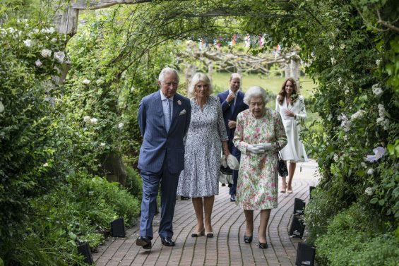 Duchess Catherine in a white coat and pearl bracelet from Princess Diana at the G7 summit