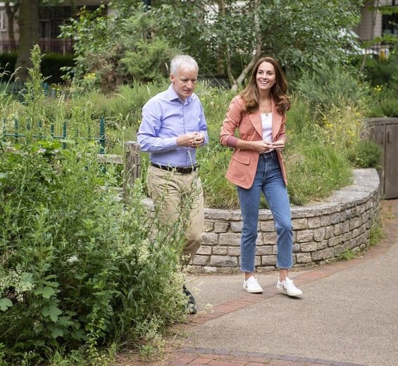 In casual styling: Duchess Catherine in jeans and sneakers in London