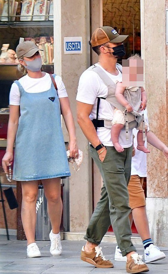 In a romantic mood: Katy Perry and Orlando Bloom kiss and enjoy a gondola in Venice