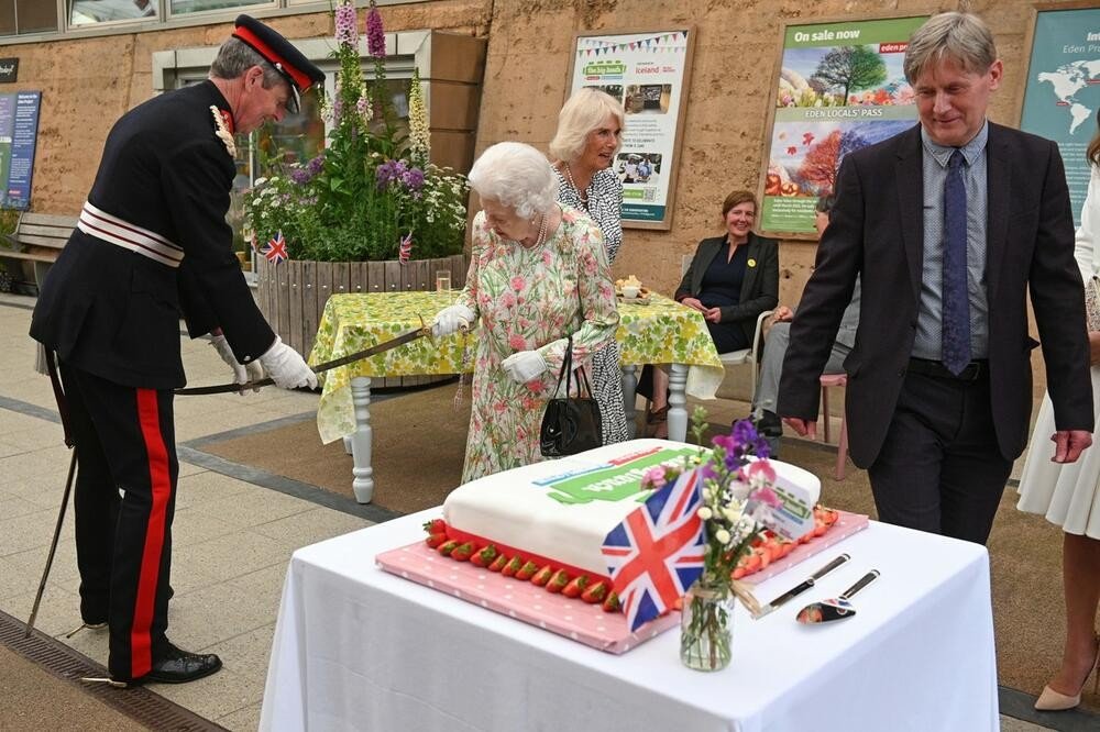 3 ladies from the Royal Family in one place: Queen Elizabeth made everyone laugh when instead of a knife, she cut the cake with a sword (video)