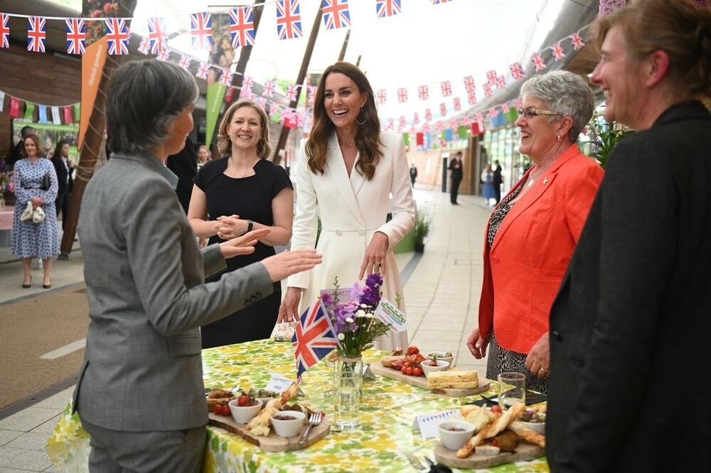 3 ladies from the Royal Family in one place: Queen Elizabeth made everyone laugh when instead of a knife, she cut the cake with a sword (video)